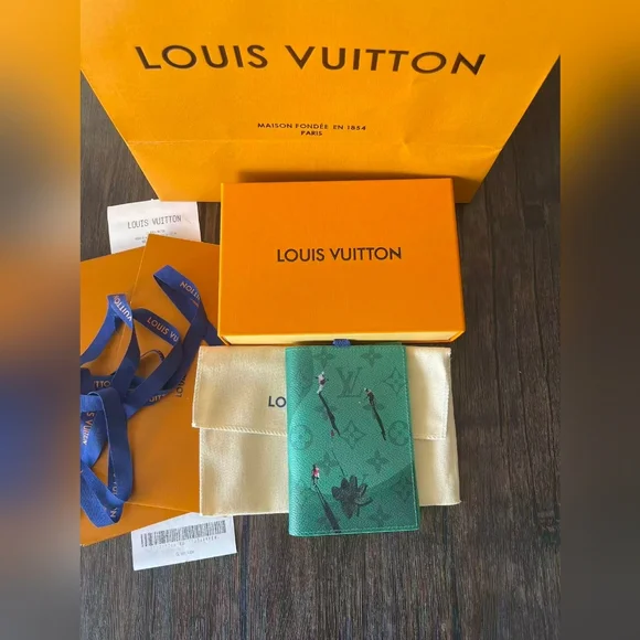 Louis Vuitton Passport Cover Green - Picture 2 of 9